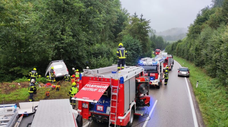 Verkehrsunfall mit eingeklemmter Person