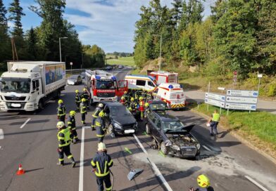 Verkehrsunfall mit eingeklemmter Person